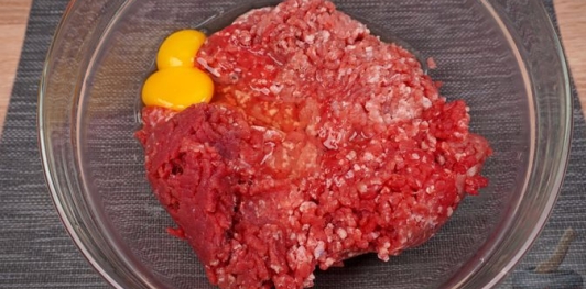 Фото приготовления рецепта: Рулет из мясного фарша со сладким перцем - шаг №4