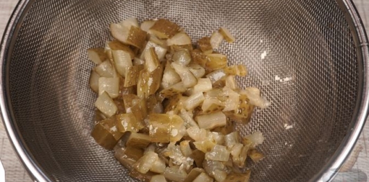 Фото приготовления рецепта: Салат из свёклы с маринованными огурцами и фетой - шаг №3