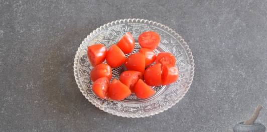 Фото приготовления рецепта: Салат с курицей, яичными блинчиками, помидорами и грибами - шаг №15